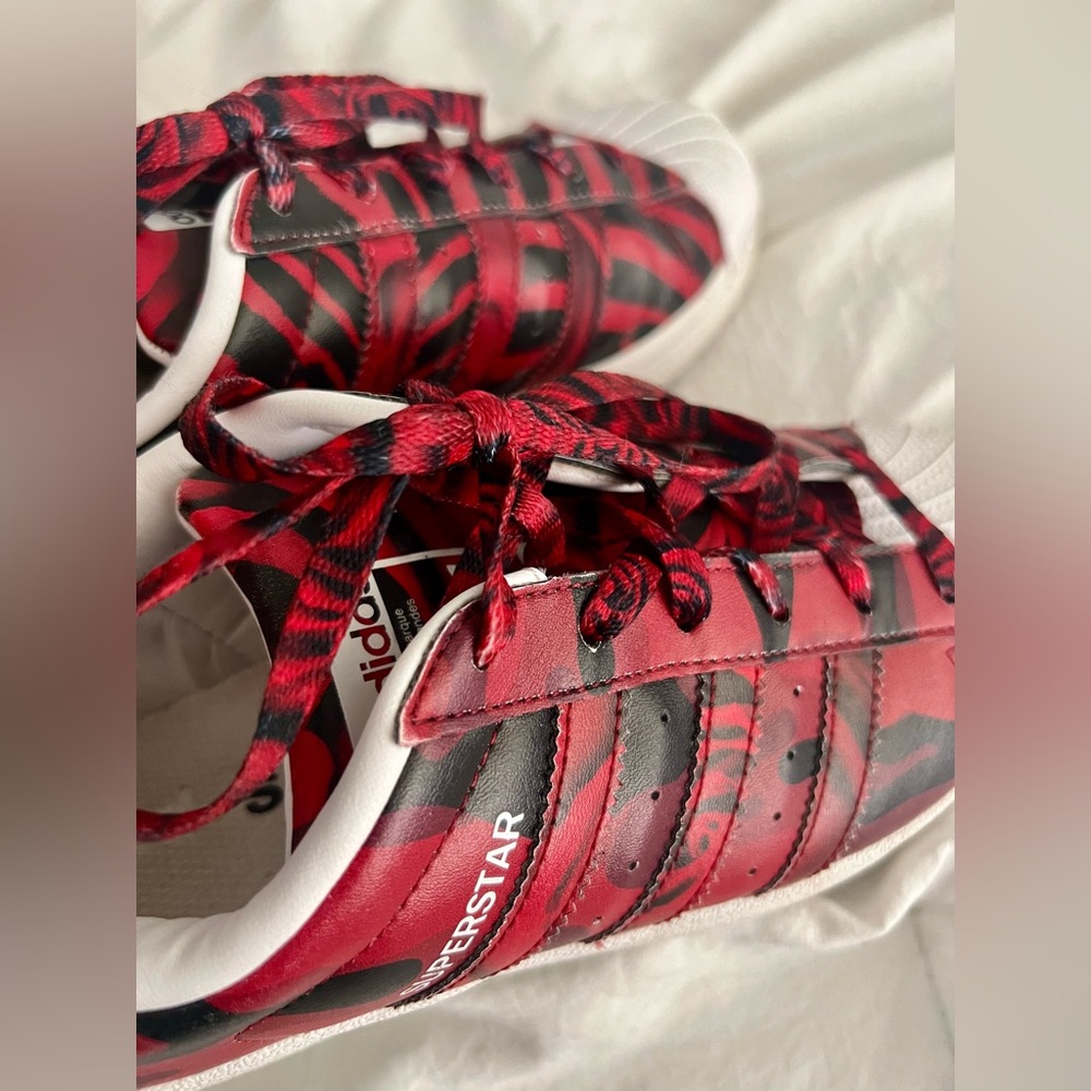 👑✅PRICE FIRM✅ Limited Edition🔥🔥🔥 Red Camo Rose Adidas Superstar - Picture 6 of 16